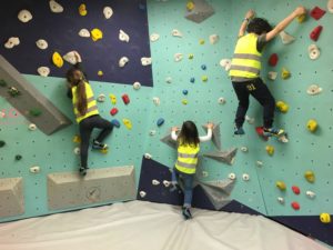 enfants sur un mur d'escalade