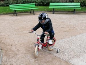 enfant qui fait du vélo